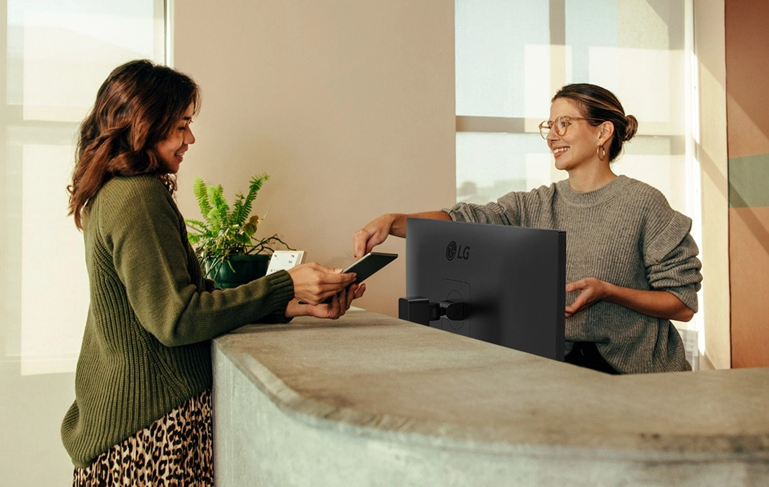 27BA65QB-B monitor at a reception desk